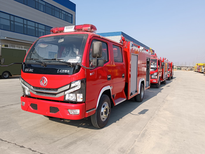 5吨消防洒水车厂家_油库货场港口码头消防车_2.5-5吨泡沫消防车现车报价